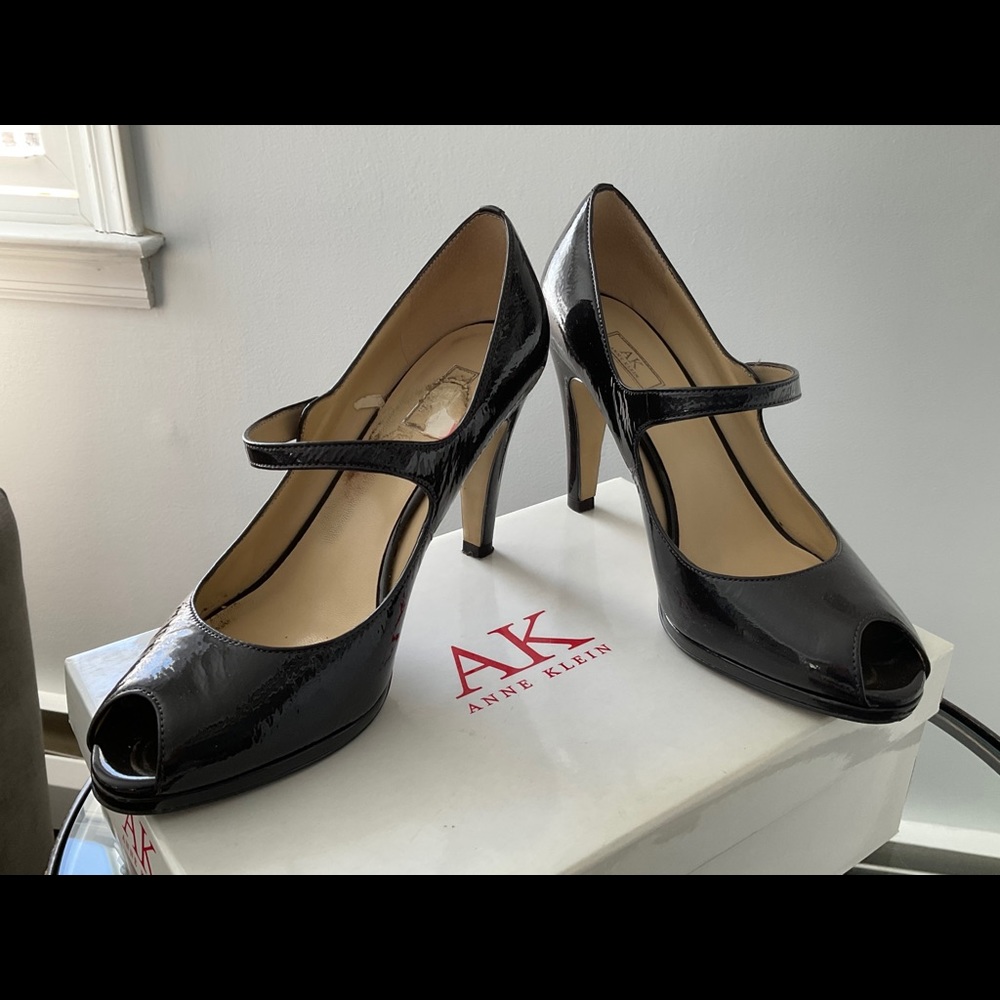 Anne Klein Macircular Patent Pump